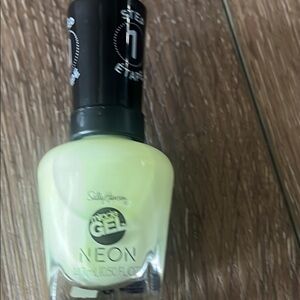 Sally Hansen Lemon Chillo Nail Polish-